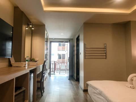 Hotel De Sripoom — hotel room