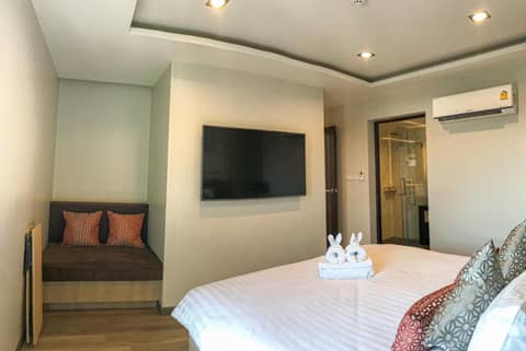 Hotel De Sripoom — hotel room