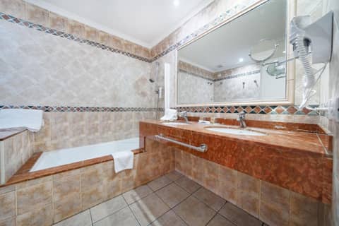 Bull Vital Suites & Spa Boutique Hotel - Only Adults — bathroom