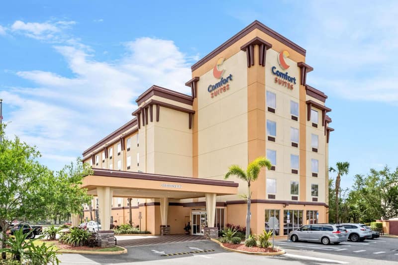 Comfort Suites Orlando Airport — building