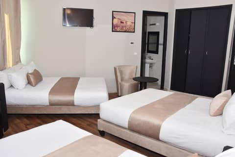 Cadé Hotel — hotel room