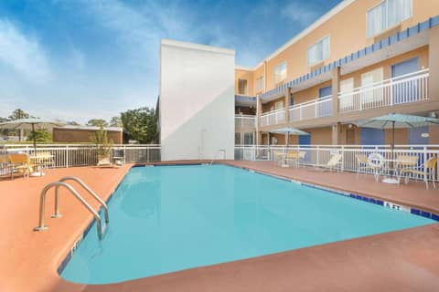 Baymont by Wyndham Savannah Midtown — photo 3