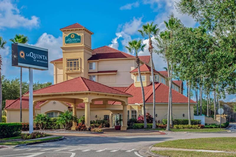 La Quinta by Wyndham Orlando Airport - On Property Food Trucks & Free Airport Shuttle! — building