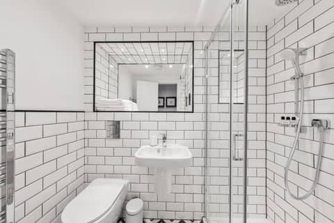 Commodore Hotel — bathroom