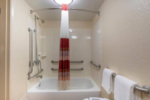 Red Roof Inn PLUS+ Houston - Energy Corridor — photo 4