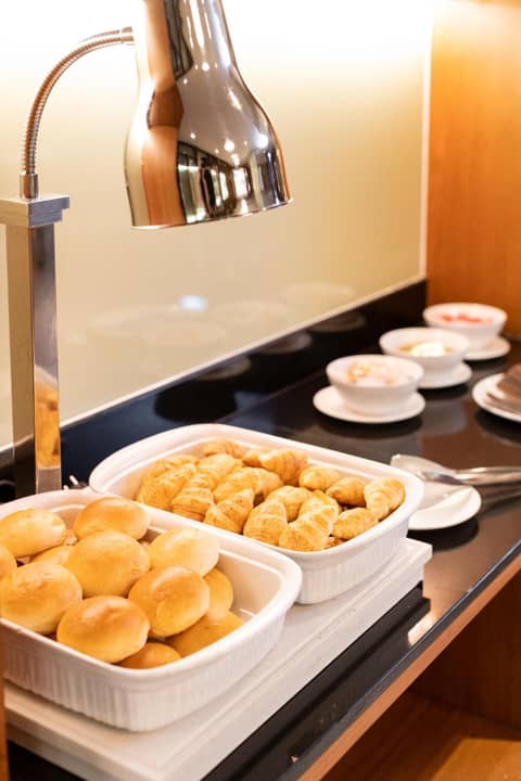 S Ratchada Leisure Hotel — dining