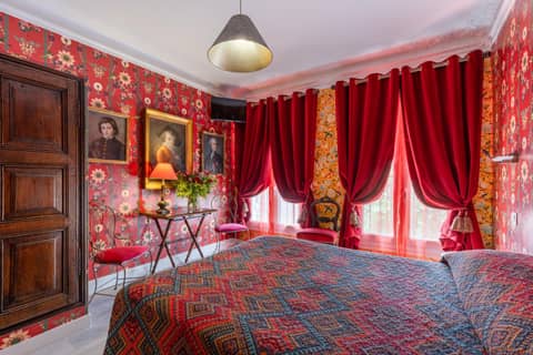 Hôtel De Nice — hotel room