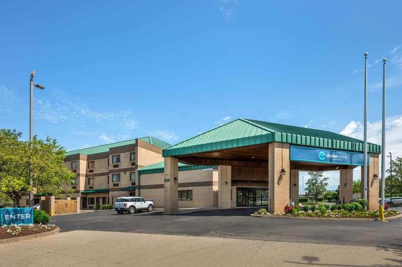 Clarion Pointe Louisville East — building