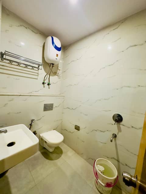 Hotel Bramhaputra Near New Delhi Railway Station — bathroom