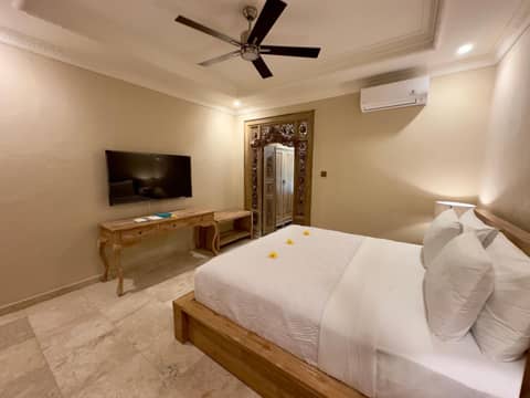 Honeymoon Guesthouse — hotel room