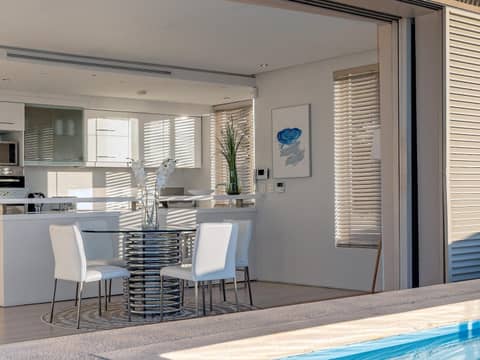 Blue Views Penthouse Beachfront Apartment with Pool — photo 4