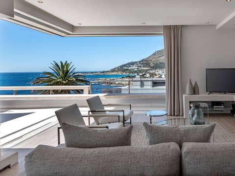 Blue Views Penthouse Beachfront Apartment with Pool — photo 9