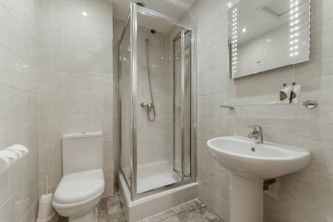 Star Hotel — bathroom