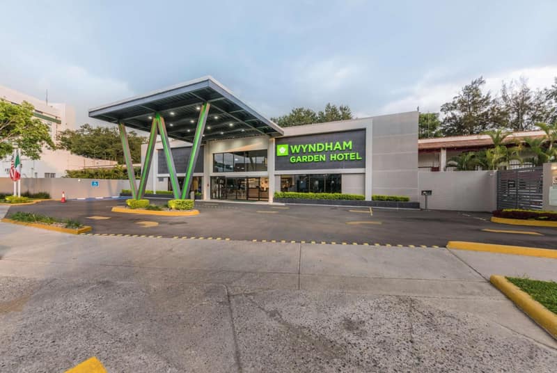 Wyndham Garden Guadalajara Expo Plaza del Sol — building