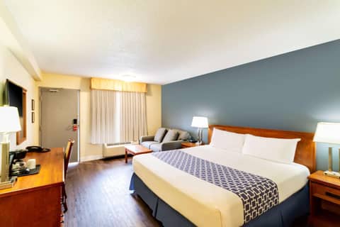 Econo Lodge Inn & Suites Calgary - University — photo 5
