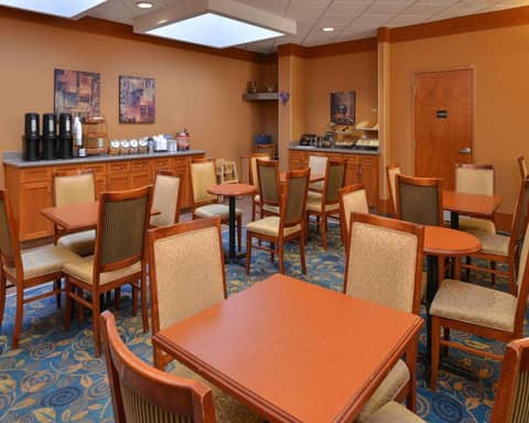 Econo Lodge Inn & Suites Calgary - University — photo 8