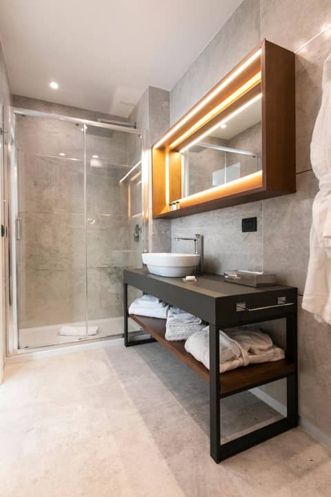 Palazzo Sovrana Serviced Luxury Apartments — bathroom