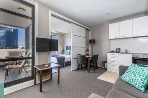 Quest on Queen Serviced Apartments — photo 2