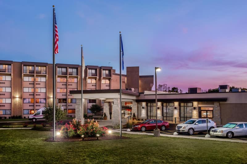 Crowne Plaza Milwaukee Airport by IHG — building