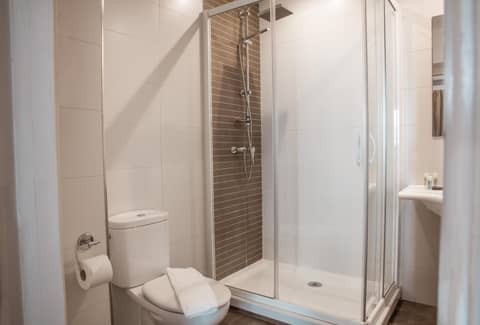 Hotel Feliz — bathroom