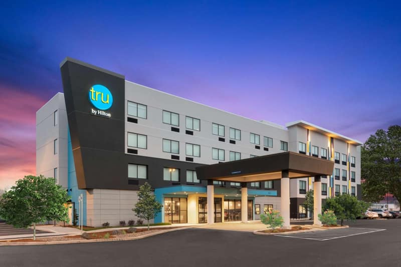 Tru By Hilton Portland Airport, Or — building