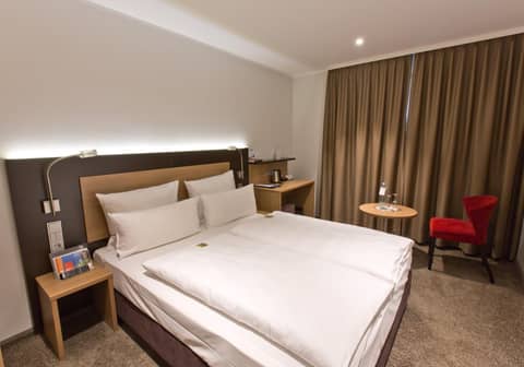 Astor & Aparthotel — hotel room