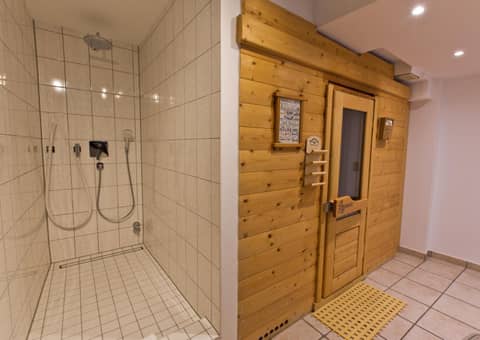 Astor & Aparthotel — bathroom