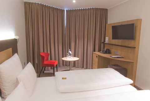 Astor & Aparthotel — hotel room