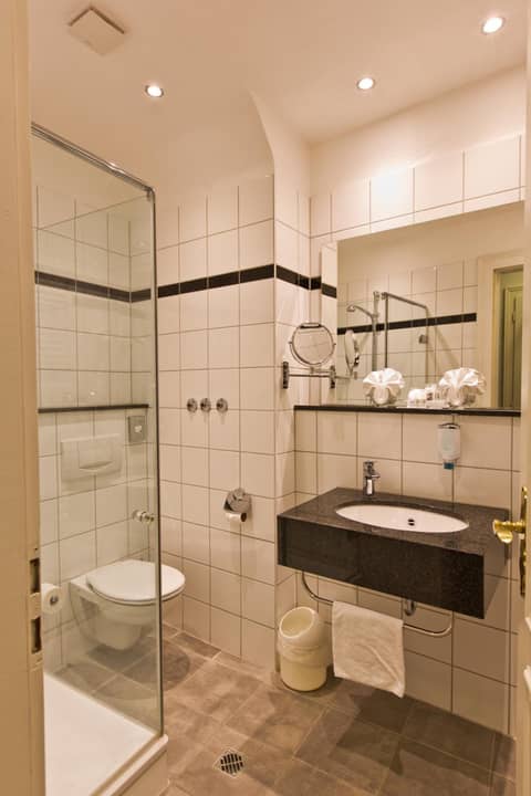 Astor & Aparthotel — bathroom