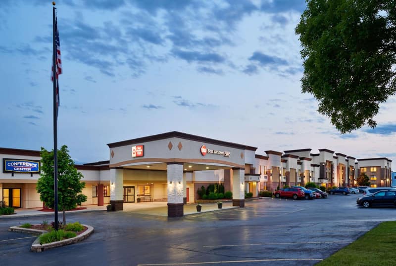 Best Western Plus Milwaukee Airport Hotel & Conference Center — building