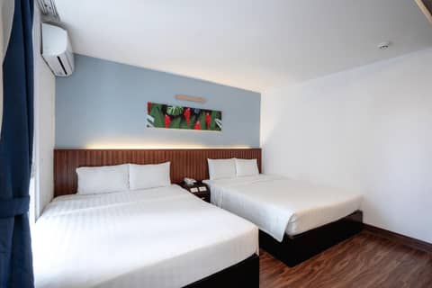King Hotel — hotel room