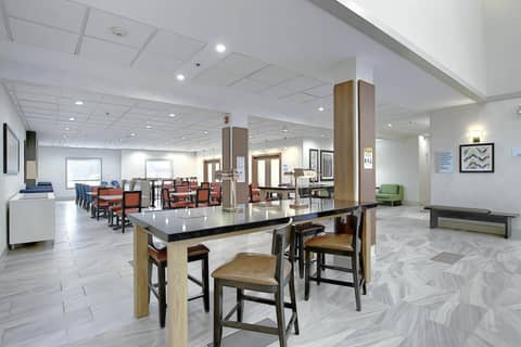 Holiday Inn Express Airport Calgary by IHG — photo 2