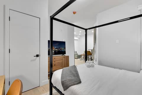 Deluxe Suites Downtown Montreal — bedroom