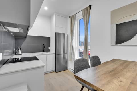 Deluxe Suites Downtown Montreal — kitchen