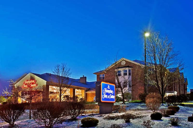 Hampton Inn & Suites Cleveland-Independence — building