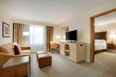 Hampton Inn & Suites Cleveland-Independence — hotel room