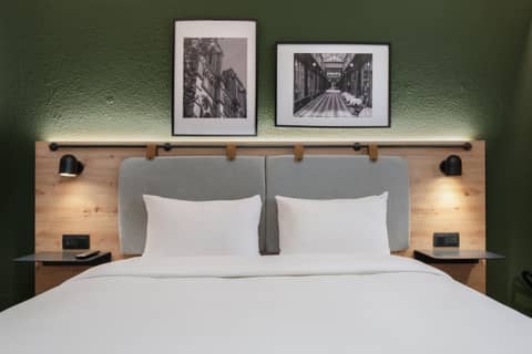 Standard Room - 1 Queen Bed — the supplier's photographs — photo 1