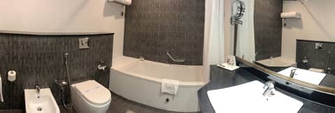 Ramada Abu Dhabi Corniche — bathroom