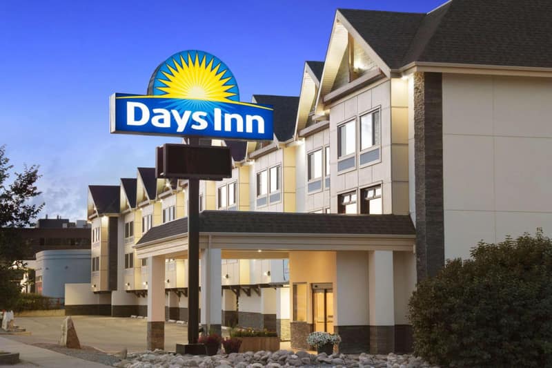 Days Inn by Wyndham Calgary Northwest — photo 1