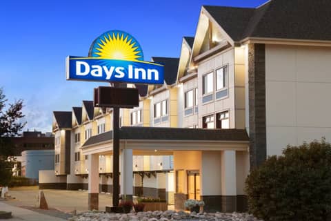 Days Inn by Wyndham Calgary Northwest — photo 5