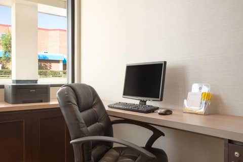 Days Inn by Wyndham Calgary Northwest — photo 6