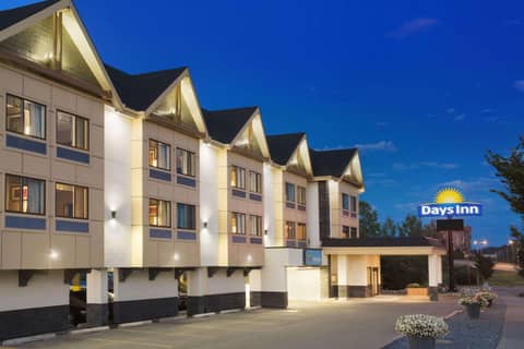 Days Inn by Wyndham Calgary Northwest — photo 9