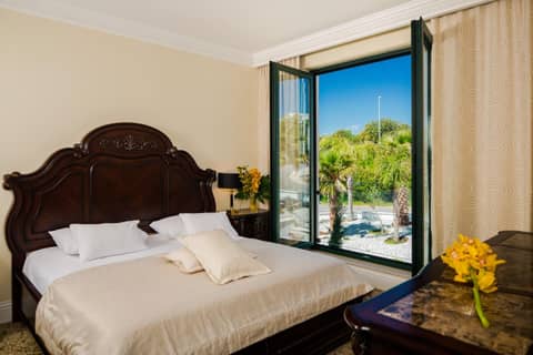Royal Princess Hotel — bedroom