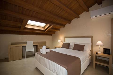 La Serenissima Hotel — hotel room