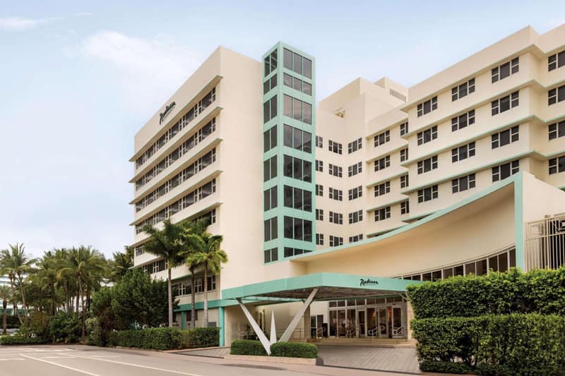 Radisson Resort Miami Beach — building