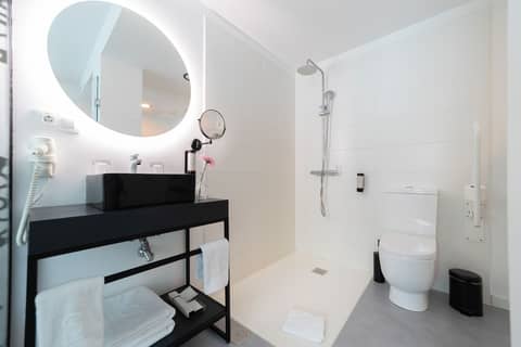 Hotel Puerto de La Luz by Pierre and Vacances — bathroom