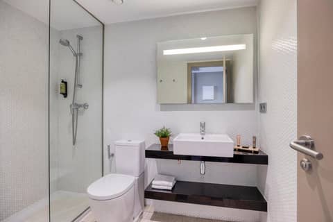 Citadines Ramblas Barcelona — bathroom