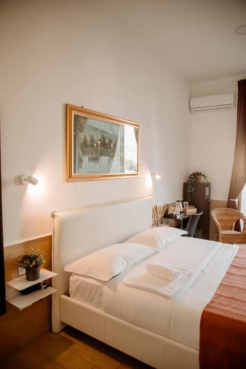 H22 Hotel — hotel room