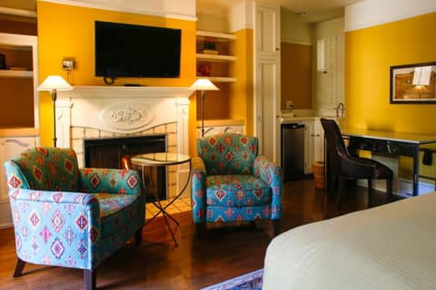 Petite Auberge — hotel room