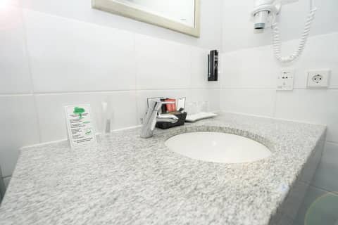 The Atrium Hotel — bathroom
